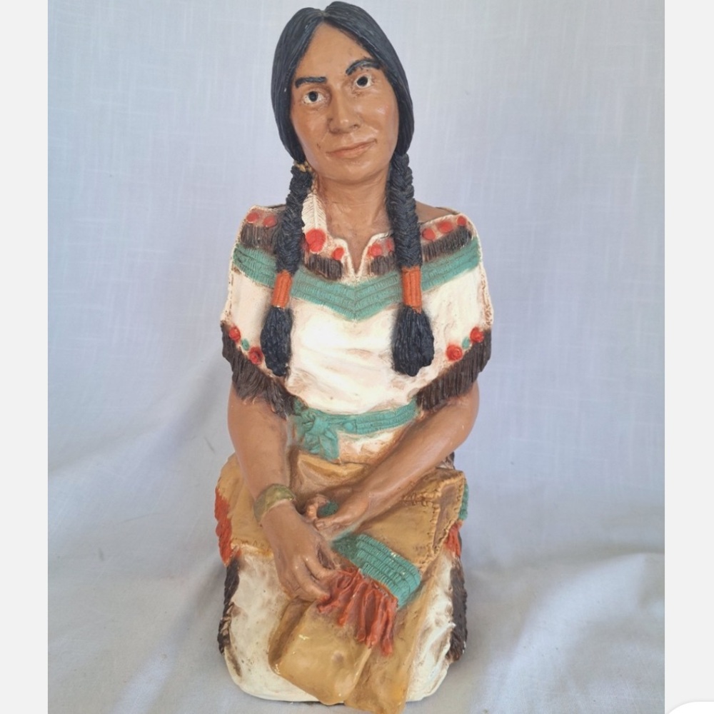 Vintage UNIVERSAL STATUARY CORP. 1985 Native American Indian Woman Figurine